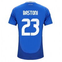 Camisa de Futebol Itália Alessandro Bastoni #23 Equipamento Principal Europeu 2024 Manga Curta